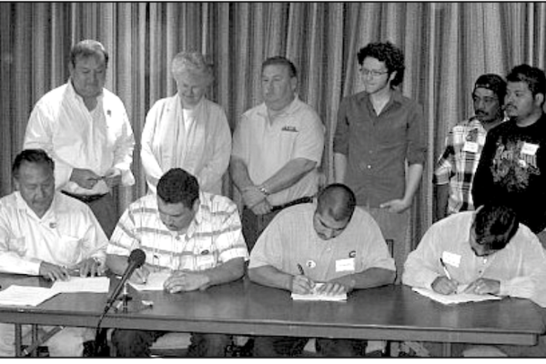 UFW President Arturo Rodriguez, Threemile Canyon Dairy worker Jesus Hernandez, UFW North- west Director Steven Witte, Threemile Canyon Farms General Manager Marty Meyers, UFW Direc- tor Guestworker Membership Erik Nicholson, workers and supporters at the contract signing July 8th.