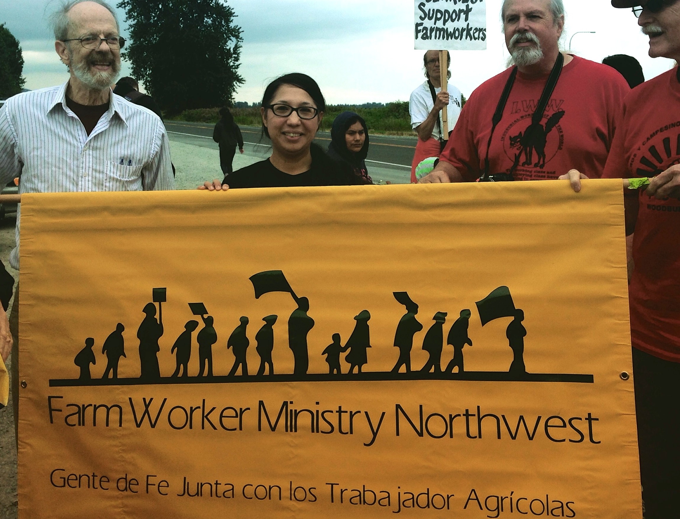 John Nichols (FWM-NW) and Gabi Rios (YAYA) and friends supporting farm workers.
